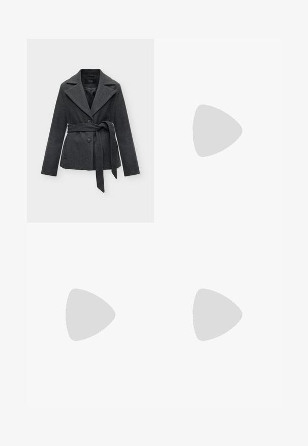 Donkergrijze damesjas van wolmix met brede revers, twee knopen, zijzakken en een gebonden ceintuur in de taille, getoond op een grijze achtergrond.; Zwarte jumpsuit met lange mouwen, hoge kraag, een gebonden taille met een ronde gesp en brede broekspijpen. Gladde stof met een minimalistisch ontwerp.; Zwarte leren kuitlaars met puntige neus en dunne kittenhiel, met een nonchalant ontwerp rond de enkel.; Zwarte leren rechthoekige handtas met klep en twee lange handvatten tegen een effen witte achtergrond.