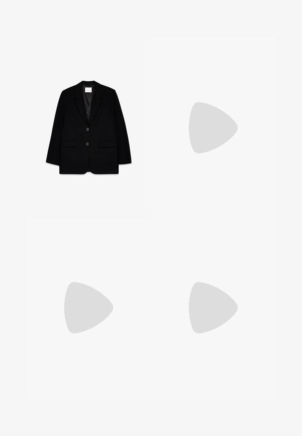 Sort skræddersyet blazer med to frontlommer, enkeltspændt design, skarpe reverser og en glat satinforing. Har to sorte knapper.; Sort ribbet rullekravesweater med lange ærmer. Fremstillet af strikmateriale med en tætsiddende design. Glat tekstur og høj halsdetalje.; Sorte wide-leg denim bukser med høj talje, der har front- og baglommer, syede sømme og en knaplukning. Glat tekstur.; Sort læder snørebåndssko med en tyk, tekstureret sort gummisål og en rund tå. Har subtile syninger.
