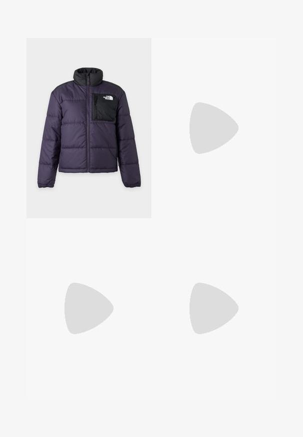Doudoune violet foncé avec col montant noir et poche poitrine noire zippée affichant le logo The North Face sur le côté droit.; T-shirt blanc à manches courtes avec "TNF" et "THE NORTH FACE" imprimés en noir sur la poitrine, présenté à plat sur fond blanc.; Jean en denim taille haute à jambes larges de couleur rose délavée avec bouton sur le devant, fermeture éclair, passants pour ceinture, et poches avant et arrière.; Chaussure de sport en cuir noir avec un design matelassé, bout arrondi, lacets à l'avant et semelle en caoutchouc. Présente une marque discrète sur le côté.