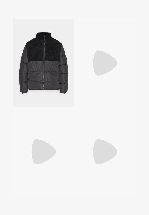 Night Addict ABEYTAU - Vinterjakker - black; Sort rullekrave-trøje, lavet af blødt stof, har lange ærmer, ribbede manchetter og kant, med en tætsiddende halsdesign og en glat tekstur.; Grå cargo bukser med flere sidelommer, knaplukning og lige ben. Fremstillet af holdbart stof med en tekstureret overflade.; Hvide lædersneakers med en struktureret sort Swoosh, flade snørebånd og en gummisål med et rillemønster. "AIR" er præget på hælen.