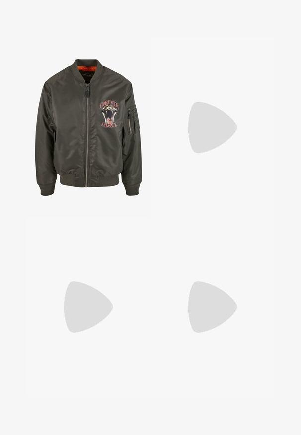 Olivgrüne Bomberjacke mit Stehkragen, Reißverschluss, gerippten Manschetten und dem Schriftzug "FOREVER FIERCE" mit einer Schlange auf der Brust.; Tarnfarbenes T-Shirt aus Baumwolle mit einem mehrfarbigen Muster in Grün, Braun und Schwarz. Rundhalsausschnitt und kurze Ärmel.; Schwarze Cargo-Shorts aus leichtem Stoff, mit mehreren seitlichen Taschen, einem gewebten braunen Gürtel und verstellbaren Kordeln am Saum.; Schwarzer Slip-on-Schuh aus Leder mit einem strukturierten Stoffakzent, einer robusten Gummisohle und einer glatten Oberfläche. Verfügt über dezente Nahtdetails.