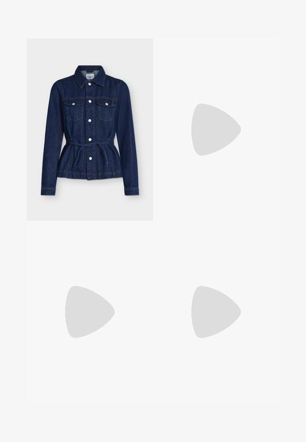 Veste en denim bleu foncé à manches longues, fermeture à boutons sur le devant, poches poitrine et ceinture à nouer à la taille.; Blouse blanche avec un col rond, fermeture à boutons et plis verticaux. Manches longues avec une texture froncée, fabriquée en tissu léger.; Jean taille haute bleu clair avec une jambe droite, en denim, présentant une fermeture à bouton sur le devant et des détails de décoloration subtils.; Chaussure plate en cuir verni marron avec bout pointu et trois brides ajustables à boucle sur le côté, vue du profil extérieur.