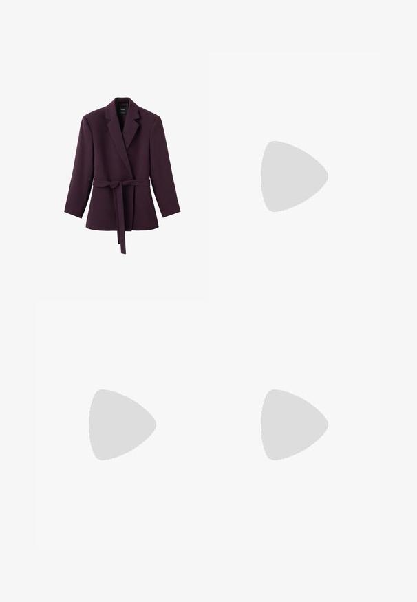 Blazer violet foncé ajusté avec manches longues, col à revers cranté, fermeture par un bouton unique et ceinture assortie en tissu nouée à la taille.; Combinaison prune sans bretelles avec un corsage froncé et plié et un pantalon à jambes larges, présentée sur fond blanc.; Pompe slingback en cuir verni bordeaux avec un bout pointu, un talon kitten de hauteur moyenne et une sangle à boucle en argent sur fond blanc.; Sac bandoulière en cuir marron foncé avec une forme souple et décontractée et une anse nouée torsadée sur un fond blanc uni.