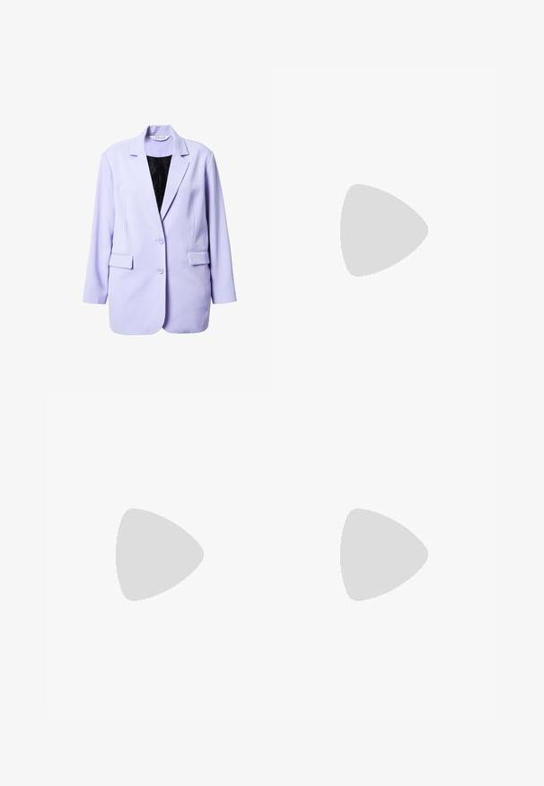 Lilafarbenes Blazer aus glattem Stoff, mit Reverskragen, zwei vorderen Taschen und Knopfverschluss. Das Innere ist schwarz mit einer dezenten Textur.; Gestreifte blaue Button-up-Bluse mit einer Tasche, die den Text "STUDIO UNTOLD" zeigt, klassischem Kragen und langen Ärmeln.; Lavendelfarbene Hose aus glattem Stoff, mit hoher Taille, Falten und weitem Bein, in einem klaren, maßgeschneiderten Design.; Lila Wildleder-Lockschuhe mit gesticktem Design und Gummisohle. Verfügt über einen Frontriemen mit einem Metallsymbol und einem geprägten Logo an der Seite.