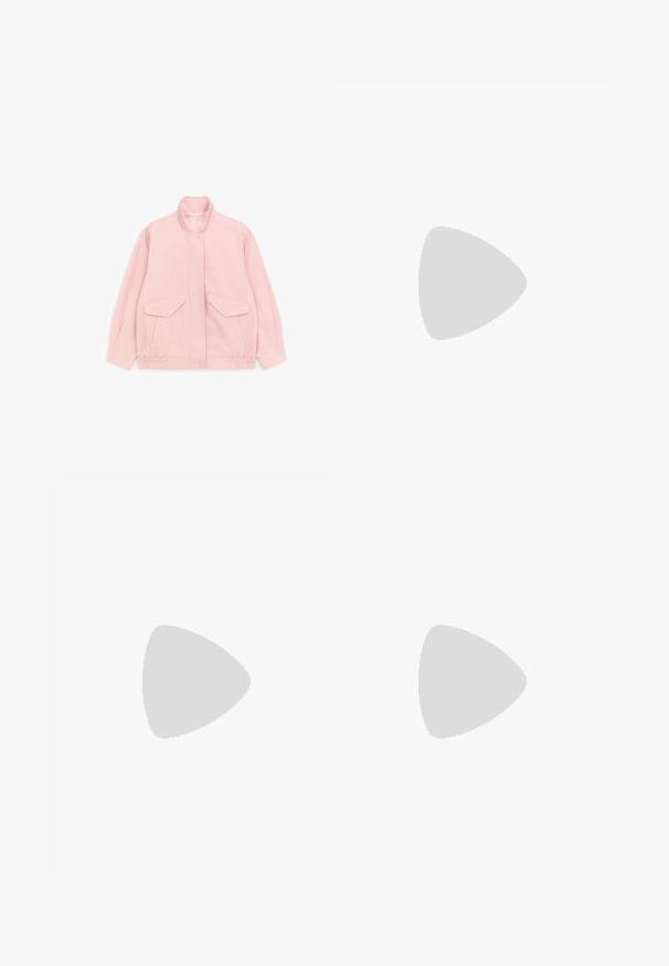 Lichtroze jas met hoge kraag, voorsluiting met drukknopen, twee klepzakken en elastische zoom en manchetten.; Kortärmelig roze T-shirt met ronde hals en een effen ontwerp op een lichtgrijze achtergrond.; Lichtroze jeans met een hoge taille, voor centrale sluiting met knopen en ritssluiting, riemlussen, twee voorzakken en een ontspannen, rechte pasvorm.; Roze en witte sneaker met rubberen, gestructureerde zool. Bevat een sterlogo en contrasterende accenten. Glad bovenwerk met vetersluiting.