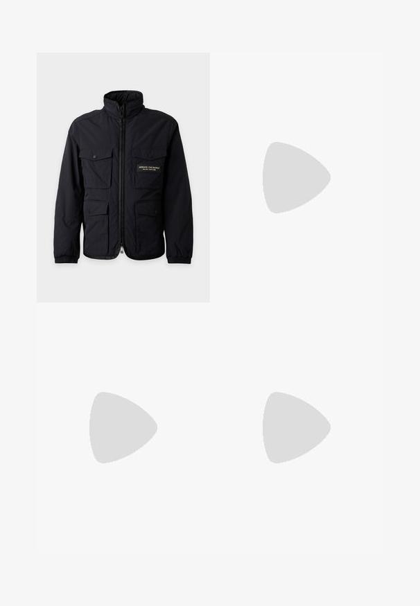Veste noire zippée avec quatre poches à rabat à l'avant et étiquette "Armani Exchange Milano New York" sur la poche poitrine supérieure gauche.; Polo noir à manches courtes avec trois boutons, col classique et détails ton sur ton subtil sur les épaules et les manches.; Jean en denim bleu avec une coupe droite, fermeture avant par bouton et fermeture éclair, et conception à cinq poches, présenté sur un fond uni clair.; Baskets couleur crème avec une tige en cuir lisse, bout arrondi, laçage à l'avant et semelle en caoutchouc texturée. Design minimaliste, sans logo.
