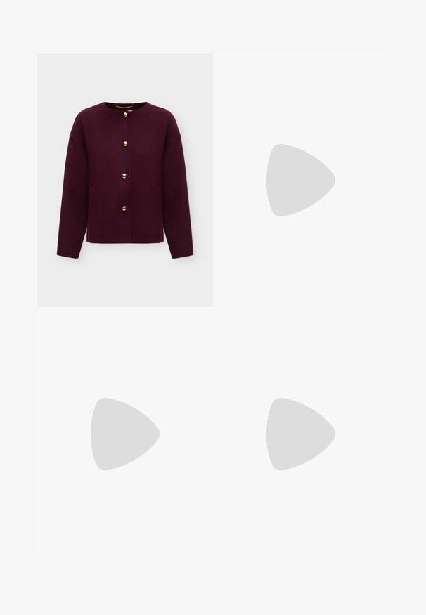 Donkerpaarse lange mouwen jas met ronde halslijn en vier grote ronde gouden knopen aan de voorkant.; Donker bordeauxrood poloshirt met korte mouwen, een brede kraag en een rij van zeven gouden knopen middenvoor.; Bordeaux wijd-uitlopende jeans met een hoge taille, metalen knoopsluiting, voorzakken en een gladde, iets gestructureerde stof.; Bordeaux leren instapper met een platte zwarte hak, voorzien van een tasselaccent en subtiele stiksels langs de engekomen. Over het algemeen een soepele textuur.