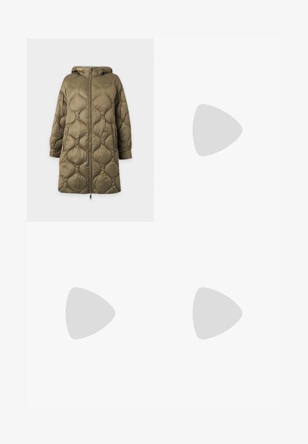 Langer olivgrüner gesteppter Mantel mit Kapuze, durchgehendem Frontreißverschluss, seitlichen Taschen und wellenförmigem Steppmuster auf dem Stoff.; Weißer Rollkragenpullover, körperbetontes Design, lange Ärmel, weicher Stoff, glattes Material, minimale Details, gerippte Bündchen und Kragen.; Dunkelblaue Denim-Jeans im Gerade-Schnitt, fünf Taschen-Stil, mit einem stabilen Bund und sichtbaren Nähdetails.; Schwarze Leder-Ballettschuhe mit abgerundeter Spitze, glatter Textur, minimalen Nähdetails und einem flexiblen Sohlen-Design.