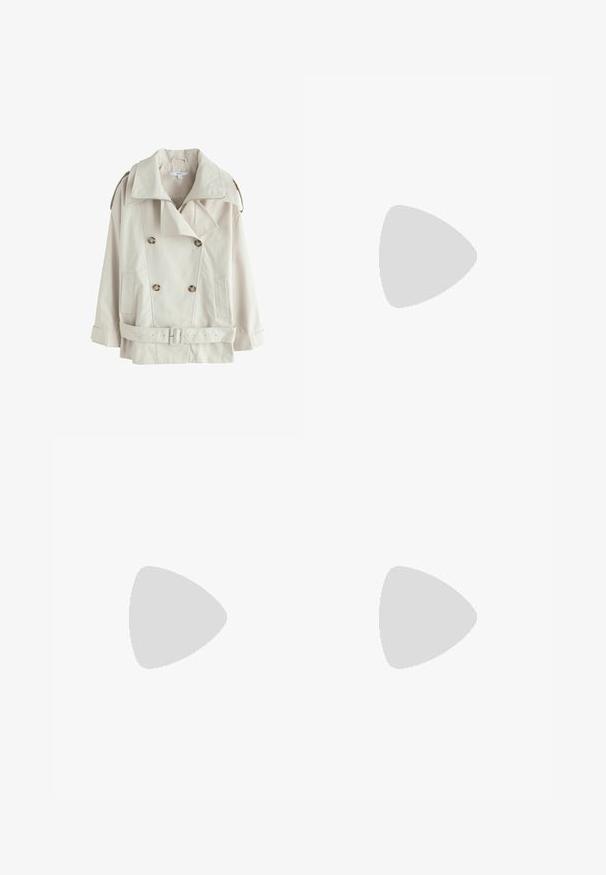 Lichtbeige dubbelgebreide trenchcoat met brede kraag, geknoopte schouderbanden, riem in de taille en twee voorzakken.; Zwart-wit gestreepte T-shirt met korte mouwen, een zwarte ribbelige ronde hals en een klein logo op de linkerborst.; Lichtblauwe, hoge taille, wijde jeans met een voorste knoop en ritssluiting, riemlussen en vijf zakken.; Grijze suede sneaker met witte leren strepen en gouden logo detail. Platte gum zool, ronde neus en klassiek vetersluitingssysteem.