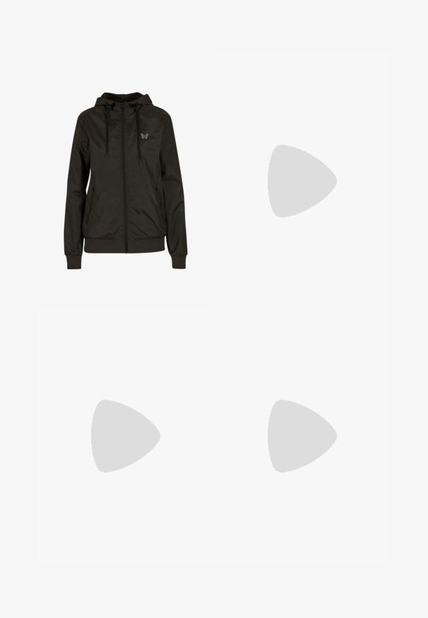Schwarze Kapuzenjacke mit Reißverschluss vorne, elastischen Bündchen und Saum. Verfügt über ein kleines Schmetterlingslogo auf der linken Brust und hat eine glatte, glänzende Textur.; Weißes Sport-T-Shirt mit kurzen Ärmeln und Rundhalsausschnitt, mit schwarzen Streifen an den Schultern und mehreren auf der Vorderseite aufgedruckten Sponsor-Logos.; Hellbeige Sweatpants aus weichem Stoff, mit einem verstellbaren Bund und schwarzen Seitenpaneelen mit einem Leopardenmuster.; Schwarzer Sportschuh mit pinkfarbenen Streifen, segmentierter, gepolsterter Sohle und Schnürdesign auf hellem grauem Hintergrund.