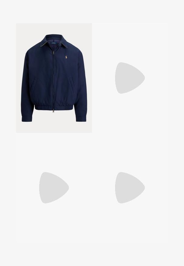 Marineblaue Jacke mit Reißverschluss, Kragen, elastischem Bund, Seitentaschen und kleinem gesticktem Logo auf der linken Brust.; Weißer Langarmpullover mit einem bunten Bären, der eine Sonnenbrille und legere Kleidung trägt und vorne mit einem roten Fahrrad steht.; Hellblaue Jeans mit geradem Bein, fünf Taschen, Knopfverschluss und dezenten verwaschenen Details an Oberschenkeln und Knien.; Marineblaue Low-Top-Sneaker mit weißen Schnürsenkeln, brauner Sohle und Polo-Spieler-Logo an der Seite, von links betrachtet.