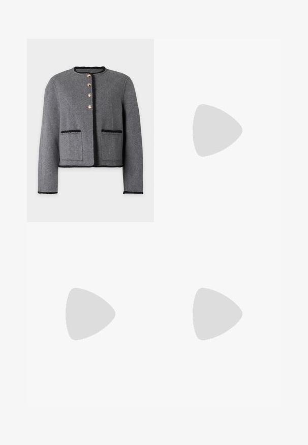 Cardigan en laine grise avec bordure noire, quatre boutons dorés sur le devant, deux poches avant et manches longues.; Robe bleu marine sans manches avec jupe évasée, col Claudine blanc orné et fine bordure blanche près de l'ourlet sur fond clair.; Ballerine en cuir verni noir avec un bout carré, sangle de cheville avec des détails en métal argenté et semelle plate. Texture lisse avec un design minimaliste.; Sac en cuir avec un extérieur bleu marine et un motif géométrique beige. Dispose d'une poignée supérieure, d'une sangle ajustable et de détails en métal doré.