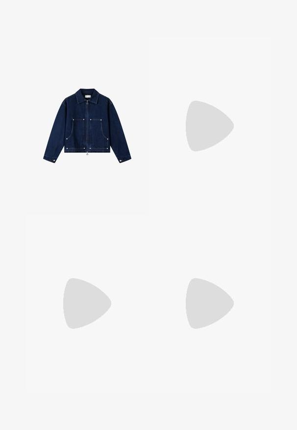 Chaqueta vaquera azul oscuro con mangas largas, cremallera frontal, dos grandes bolsillos delanteros y puños con botones.; Camisa de manga larga con rayas horizontales en azul marino y blanco, cuello redondo, material de algodón y corte relajado.; Jeans vaqueros de pierna ancha en azul oscuro con botón delantero, bolsillos y costuras naranjas visibles sobre fondo blanco.; Zapato náutico de cuero marrón con costuras blancas, detalles de cordones y suela de goma color coñac, mostrado de lado sobre un fondo blanco.