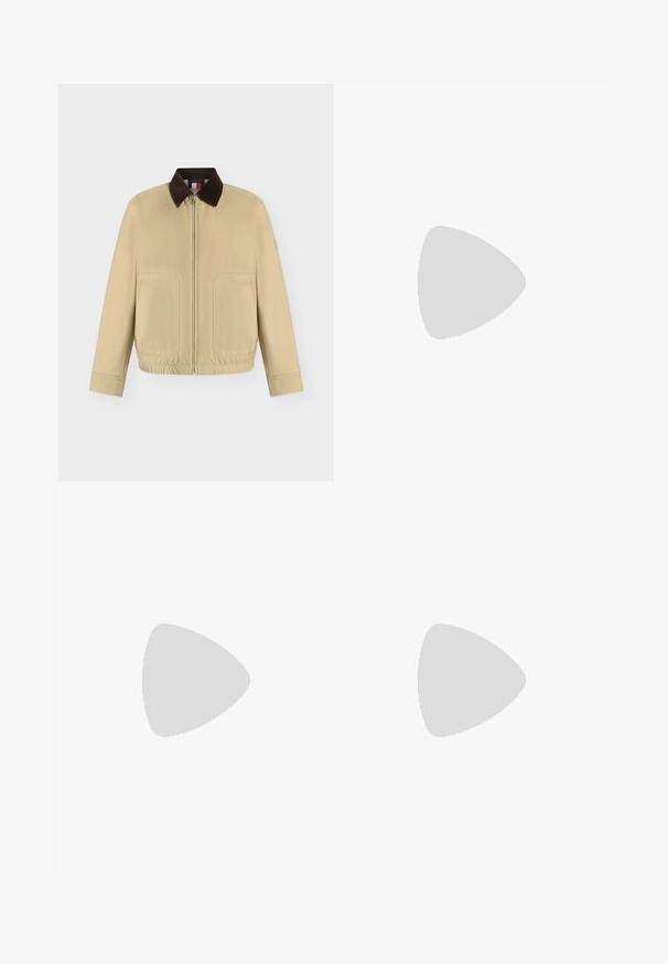 Beige jakke med lynlås, mørkebrun krave, to forlommer, lange ærmer og elastisk kant, vist på en ensfarvet hvid baggrund.; Hvid tekstureret strikket crewneck-trøje med lange ærmer og lille broderet logo på venstre bryst.; Brune bukser med lige snit, der har forlommer og accentuerende syninger langs siderne for ekstra detaljer og tekstur.; Sorte lædersko med glat tekstur, rund tå og lav, præget syning. Tykk gummisål med let hæl og skridsikker mønster.