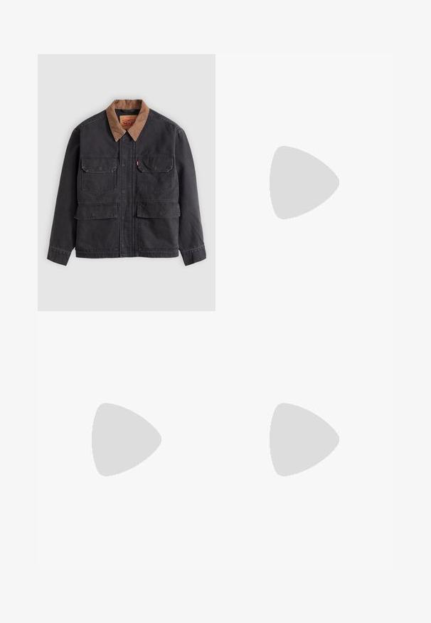 Chaqueta de trabajo gris oscuro con cuatro bolsillos delanteros con solapa y un cuello marrón a contraste sobre un fondo gris claro.; Sudadera con capucha negra con un estampado gráfico frontal de una figura sobre un fondo nublado. Incluye un bolsillo tipo canguro y patrones de estrellas en las mangas.; Pantalones cargo negros de mezclilla, con un corte holgado, múltiples bolsillos laterales y detalles de costura. La textura está ligeramente descolorida.; Bota de combate de cuero negro con caña alta, parte frontal con cordones, cuello acolchado y suela texturizada resistente para un buen agarre. Presenta una puntera reforzada.