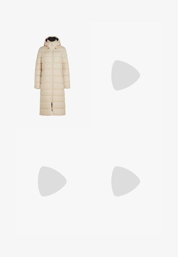 Manteau rembourré long en beige clair avec une capuche, fermeture éclair à l'avant et poches latérales. Dispose d'un matelassage horizontal et de poignets de manches ajustables.; Pull en polaire beige doux avec un col montant, une fermeture éclair demi-longueur, des poignets côtelés et un motif léopard subtil, marqué O'Neill sur la poitrine.; Pantalons de survêtement beige à jambes larges avec une taille élastique et des coutures latérales discrètes. Fabriqués à partir d'un matériau doux et texturé. Aucuns logos visibles.; Pantoufle slip-on beige clair avec un revers en fourrure crémeux et duveteux, tige en daim doux, semelle extérieure texturée et un label métallique de marque sur le côté.