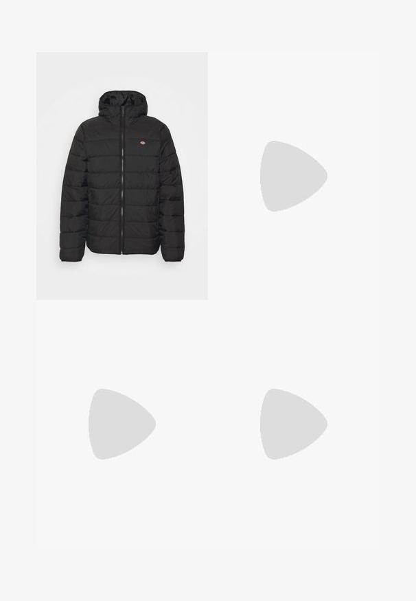 Musta puhallettava takki vetoketjulla ja hupulla, jossa on tilkkutyömönsteri ja pieni logo rinnassa. Sujuva kankaan tekstuuri.; Mustapaita, jossa on pitkät hihat ja joka on valmistettu puuvillasta. Siinä on rintatasku, jossa on neliömäinen harmaa etiketti ja oranssi logo. Yksinkertainen, yksivärinen muotoilu.; Beige chinos dengan desain kaki lurus, dilengkapi dengan penguncian kancing, cincin ikat pinggang, dan tekstur kain katun yang halus.; Musta nahkasneaker, jossa on tekstuuripinta, pyöreä nenä, rei'itetyt yksityiskohdat ja kuminen ulkopohja. Sisältää erottuvaa keltaista ompelua ja logon.