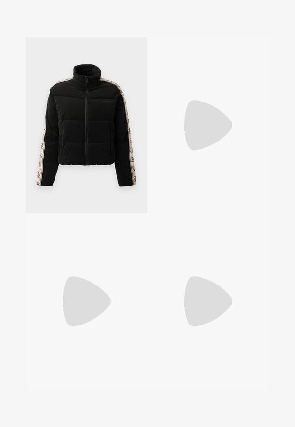 Chaqueta de plumas negra con cuello alto, cierre de cremallera y mangas con un patrón que presenta un acento de logo beige. Diseño acolchado horizontal.; Sudadera negra de cuello redondo con gran logotipo en relieve negro de Guess en forma de triángulo y el texto "GUESS U.S.A. Washed Jeans" en el frente.; Vaqueros de mezclilla de tiro alto en gris claro, con perneras anchas, cuatro bolsillos y un patrón desgastado para un ajuste relajado.; Zapato slingback de piel negra con puntera puntiaguda, tacón alto y ancho, y forro interior beige sobre un fondo claro y liso.