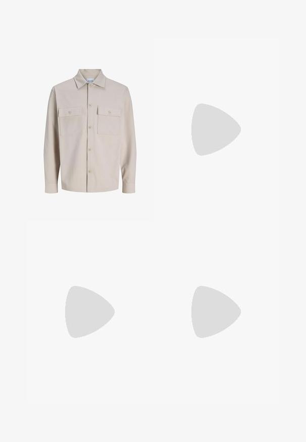 Beiges Langarmhemd mit Knopfleiste, zwei aufgesetzten Brusttaschen mit Knöpfen und klassischem Kragen aus strukturiertem Stoff.; Schlichtes weißes T-Shirt mit kurzen Ärmeln und Rundhalsausschnitt in entspannter Passform vor weißem Hintergrund.; Helle blaue Denim-Jeans mit geradem Schnitt, fünf Taschen und klassischem Knopf- und Reißverschluss. Dezente, verblichene Textur im gesamten Stoff.; Weißes Leder Sneaker mit weißen Schnürsenkeln, auf einer beigefarbenen strukturierten Oberfläche präsentiert, und einem sanft verschwommenen Hintergrund.