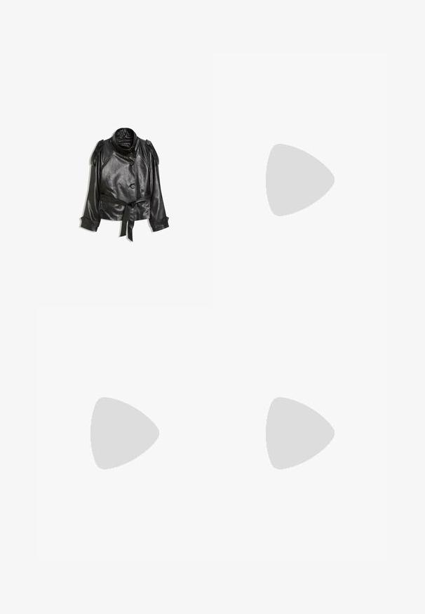 Veste en cuir noire à double boutonnage, avec des boutons en accent, une taille ceinturée, des épaulettes et de larges revers. Texture lisse.; T-shirt noir à manches longues avec col rond, design épuré, posé à plat sur un fond blanc.; Leggings noirs taille haute avec coupe slim longue, taille lisse, présentés sur fond blanc.; Botte en suede noire avec une doublure en fourrure blanche, présentant un laçage à l'avant, un support de cheville rembourré et une semelle en caoutchouc pour l'adhérence.