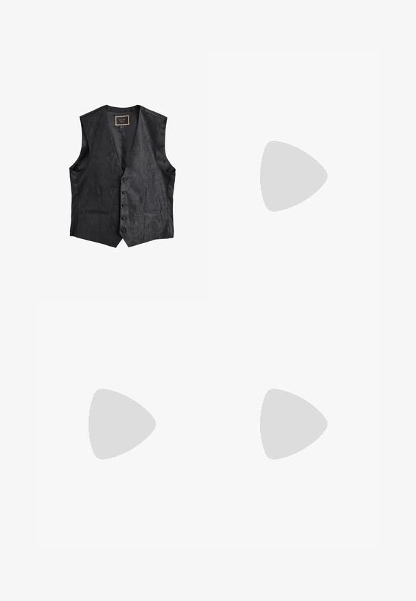 Gilet homme en satin noir avec un motif paisley subtil, cinq boutons sur le devant et deux petites poches avant.; Chemise noire à manches longues avec une texture subtilement imprimée, ouverture à boutons sur le devant et col. Le tissu semble lisse et léger.; Pantalon noir à jambes larges avec plis à la taille et ceinture en tissu assortie sur fond blanc uni.; Chaussures habillées en cuir verni noir avec un bout pointu, un design à lacets et une finition lisse. Logo de la marque embossé sur la semelle intérieure.