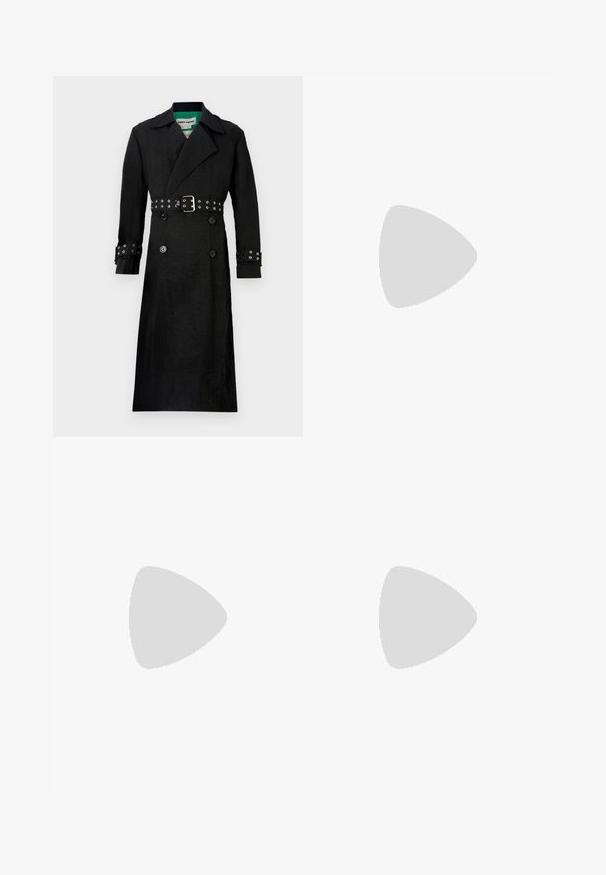 Zwarte trenchcoat met een gestructureerde afwerking, dubbelgeknopte voorkant, brede revers en een ceintuur met zilveren oogjes op de mouwen.; Urban Classics OVERSIZED SHAPED DOUBLE LAYER LS TEE - Longsleeve - black/black; Zwarte cargobroek van katoen, met meerdere zakken, een aansluitend ontwerp en elastische manchetten bij de enkels.; Zwarte faux leren gevechtslaars met een chunky platform, voorzien van een vetersluiting, ritssluiting en een metallic accent op de hak.