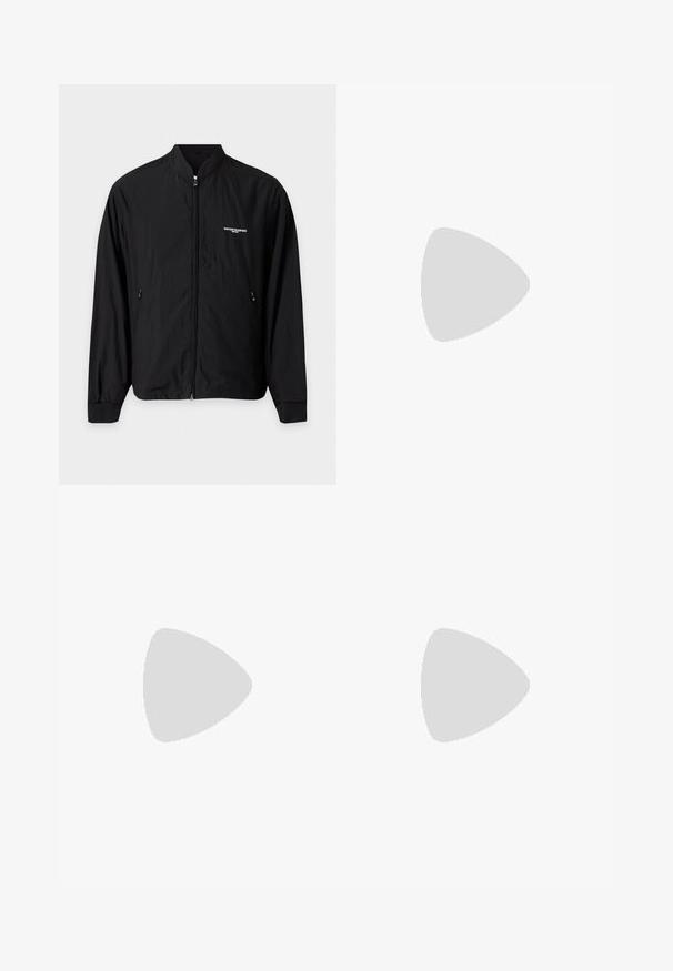 Veste légère noire zippée avec col montant, deux poches latérales et petit logo blanc Emporio Armani sur la poitrine gauche.; T-shirt noir à manches courtes et col rond avec le texte blanc "EMPORIO ARMANI" et le logo aigle centrés sur la poitrine.; Pantalon de survêtement noir avec taille à cordon, poches latérales, détail poche cargo et coutures visibles. Tissu doux avec une coupe décontractée.; Baskets basses en cuir noir avec lacets sur le devant et semelle en caoutchouc plate, vues de côté sur un fond blanc uni.