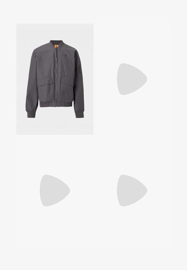 Blouson aviateur gris foncé avec fermeture éclair à l'avant, deux grandes poches à rabat, poignets et ourlet côtelés, et un petit logo sur la poitrine.; T-shirt bleu foncé à manches courtes avec col rond, coupe régulière, présenté sur un fond gris clair uni.; Pantalon ample beige clair avec taille élastique et jambes droites, présenté sur un fond uni clair.; Sneaker en cuir noir avec des rayures blanches, semelle en caoutchouc texturée et devant à lacets. Présente une étiquette de marque sur la languette.