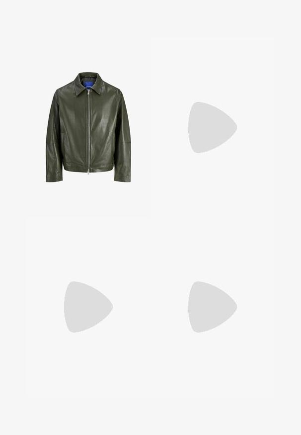 Veste en cuir vert olive avec un col pointu et une fermeture éclair à l'avant. Elle présente une texture de surface et des manches longues avec une coupe droite.; Pull en tricot gris avec un col rond, des poignets et un ourlet côtelés, offrant une coupe décontractée et une texture douce.; Jean en denim bleu foncé à jambes larges avec bouton à l'avant, poches et coutures orange visibles sur fond blanc.; Chaussures en cuir bourgogne avec semelles en caoutchouc marron, bout rond, couture blanche et œillets dorés. L'intérieur présente une doublure jaune.