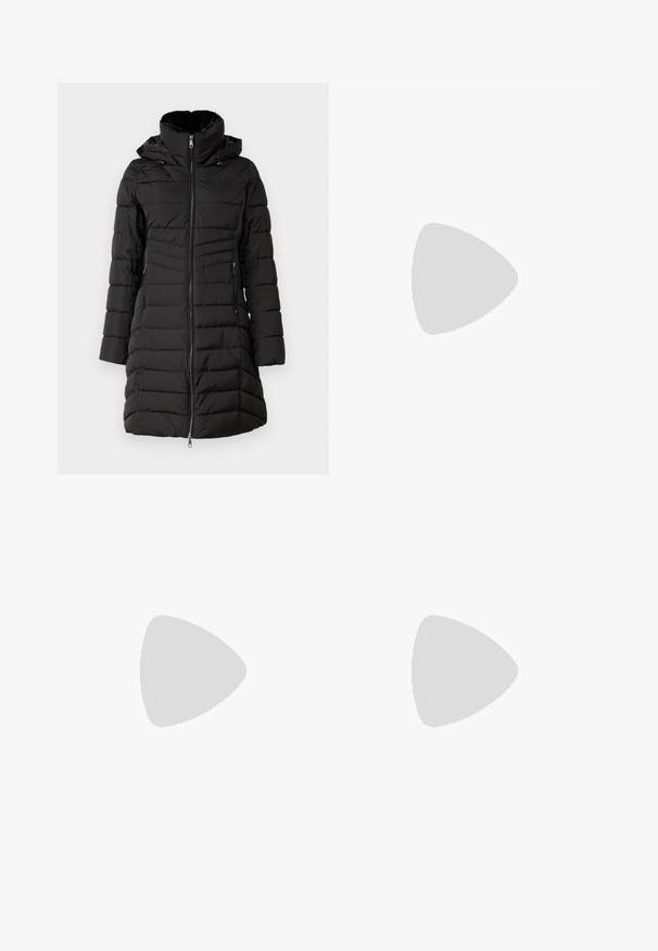 ONLY ONLHELEN PUFFER COAT - Zimný kabát - black; Šedý pletený sveter s vysokým golierom, polovičným zipsom, rebrovanou textúrou a dlhými rukávmi. Obsahuje okrúhly zlatý akcent na zips.; Modré džínsy s rozšírenými nohavicami a mierne vyblednutou textúrou, s piatimi vreckami a zapínaním na gombík v páse. Oblečenie s poškodením pri lemoch.; Biele vysoké tenisky z plátnovej látky, čierna gumová podrážka a kontrastný čierny pruh na strednej podrážke. Okrúhla špička a zaväzovací dizajn.