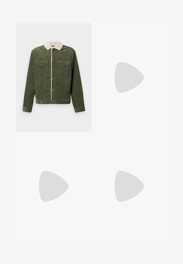Veste en velours côtelé vert avec un col en polaire crème, dotée de deux poches poitrine, de boutons-pression et d'une surface texturée.; Chemise à manches longues boutonnée avec un motif à carreaux rose, blanc et gris, dotée d'une poche poitrine unique avec un bouton.; Jeans bleu foncé à coupe droite avec poches avant, passants pour ceinture et fermeture par bouton, présentés sur un fond blanc.; Baskets beiges à lacets flottant au-dessus d'un tapis texturé avec une table basse en bois et des livres empilés en arrière-plan flou.
