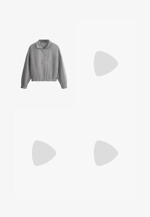 Veste grise zippée avec fines rayures blanches verticales, col montant, manches longues et poignets et ourlet élastiqués.; T-shirt en coton blanc avec des manches courtes, un col rond et une texture côtelée. Design ajusté avec une finition lisse et nette.; Jeans en denim bleu à jambes larges avec un délavage clair, taille haute, design à cinq poches et matériel en laiton. Accents décolorés à l'avant et à l'arrière.; Baskets en daim crème avec des rayures noires, semelle en gomme, languette noire au talon et texte doré "SPEZIAL" sur le côté.