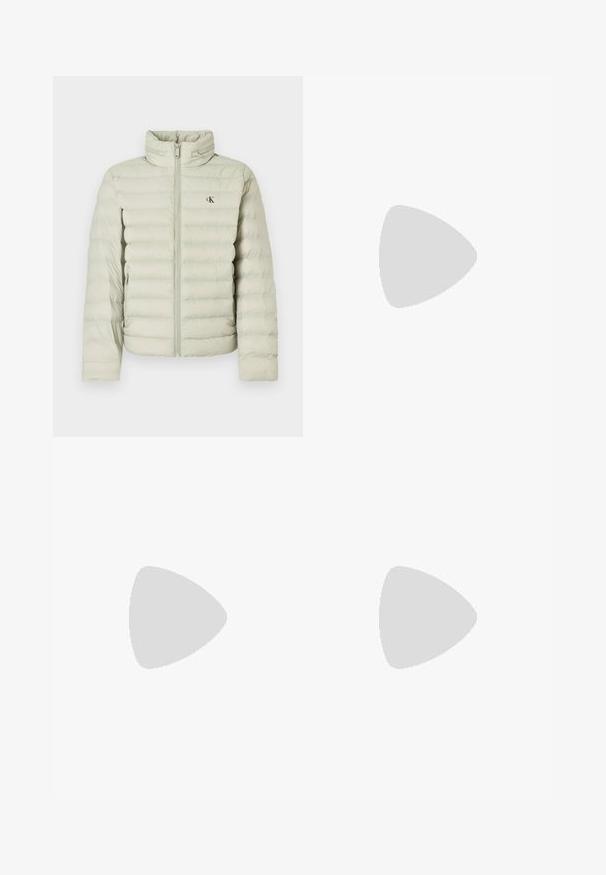 Doudoune gris clair avec col montant, coutures horizontales, fermeture éclair devant, et petit logo sur la poitrine.; T-shirt vert olive clair à manches courtes avec col rond et petit logo blanc Calvin Klein sur le côté gauche de la poitrine.; Jean en denim noir avec une coupe droite, des détails déchirés au niveau des genoux, un style à cinq poches et une finition légèrement délavée.; Bottines en daim beige avec semelle en caoutchouc noir, design à lacets, et un petit logo embossé sur le côté, avec une languette à l'arrière.