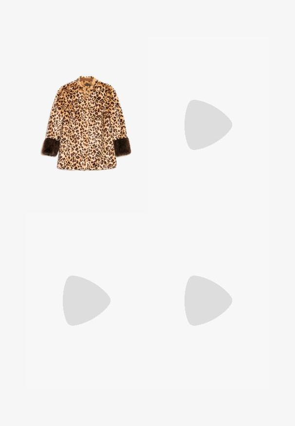 Chaqueta de piel sintética con estampado de leopardo, mangas largas, puños de piel marrón y cierre de botones. Textura suave y cálida, color base beige claro.; Vestido midi negro de manga larga ajustado con escote redondo y detalle de fruncido a lo largo de los costados, presentado sobre un fondo claro y simple.; Bota negra hasta la rodilla con tacón de aguja, hecha de material liso y elegante; punta puntiaguda; ajuste ceñido con un sutil fruncido cerca del tobillo; tacón brillante.; Bolso de mano de charol negro con forma curvada, un solo asa y fondo redondeado. Presenta un sutil detalle de logo en la parte frontal.