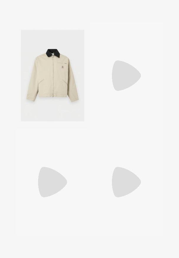 Μπεζ μπουφάν Carhartt με μαύρο γιακά, πλήρες φερμουάρ μπροστά, δύο πλαϊνές τσέπες και μια μικρή τσέπη στο στήθος με φερμουάρ και λογότυπο.; Φούτερ με κουκούλα από μαύρο και γκρι ύφασμα με λευκές λεπτομέρειες. Διαθέτει μπροστινή τσέπη και τρεις ρίγες στα μανίκια. Απλός, αθλητικός σχεδιασμός.; Μπλε τζιν παντελόνι με φαρδιά γραμμή, κουμπί και φερμουάρ, θηλιές για ζώνη και μπροστινές τσέπες, τοποθετημένο σε λευκό φόντο.; Λευκό δερμάτινο sneaker με κόκκινο λογότυπο V, μπεζ σουέτ κάλυμμα δαχτύλων και καφέ καουτσούκ σόλα. Διαθέτει κλασικό σχέδιο με κορδόνια και μαλακή επένδυση στον αυχένα.
