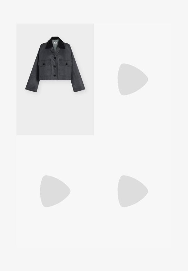 Veste courte gris foncé avec col en velours côtelé noir, manches longues, boutons sur le devant et deux poches à rabat boutonnées.; Chemise à manches longues, gris foncé côtelée, avec un col rond et cinq boutons noirs sur la patte de boutonnage avant.; Jupe plissée noire avec une texture lisse et brillante, longueur aux genoux, dotée d'une taille haute et d'une silhouette évasée.; Botte noire en cuir jusqu'au genou avec bout pointu et petit talon kitten sur un fond clair uni.