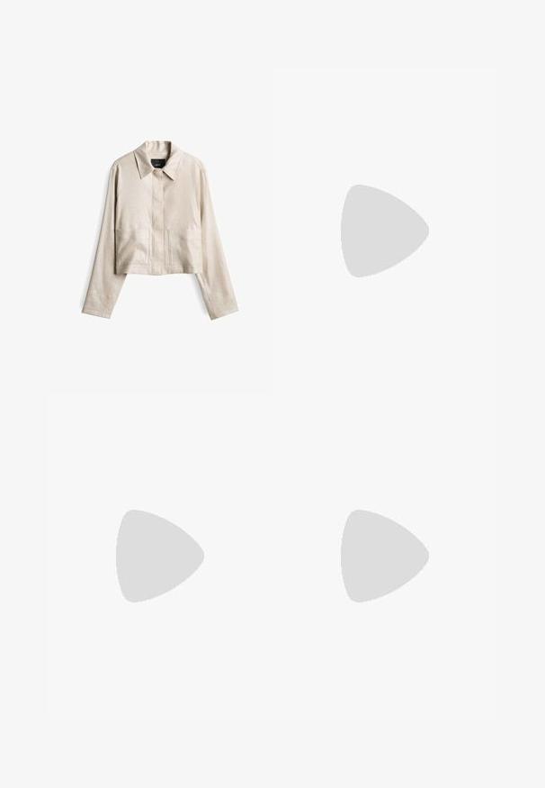 Beige Jacke in Cropped-Form aus strukturiertem Stoff. Verfügt über einen spitzen Kragen, eine vordere Knopfleiste und zwei große aufgesetzte Taschen.; Ärmellose Satinbluse in Elfenbein mit V-Ausschnitt und schmaler Schulterführung, gekennzeichnet als Falconeri Seta Kollektion.; Weit geschnittene, hoch taillierte cremefarbene Hose mit elastischem Bund und ohne sichtbare Taschen, dargestellt vor weißem Hintergrund.; Beiger Lederloafer mit niedrigem Holzabsatz und abgerundet eckiger Zehenpartie, Seitenansicht vor weißem Hintergrund.