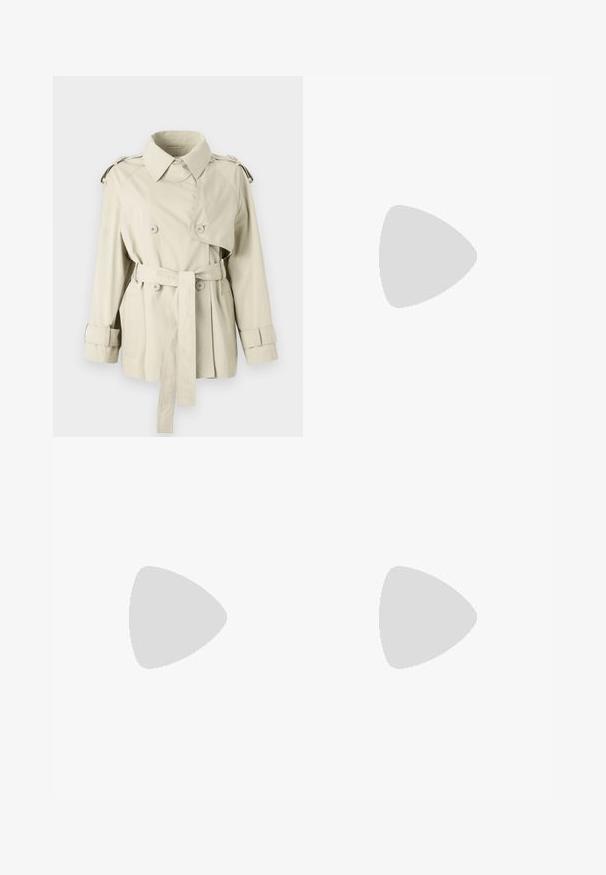 Beige trench coat med dobbeltbrystede knapper, bæltet talje og skulderepaulettes. Har en klassisk krave og manchetremme.; Hvid ribbet tanktop med justerbare stropper, der har et blåt logo-label og et lille brunt tag, fremstillet af blødt, strækbart materiale.; Mørkeblå denim flare jeans med høj talje, knaplukning, forlommer og subtilt falmede detaljer på lår og knæ.; Sort læder peep-toe slingback sko med høj blokhæl og beige indvendig foring mod en ensfarvet lys baggrund.