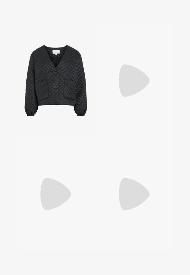 Sort quiltet jakke med V-hals, to frontlommer og knaplukning. Har elastiske mansjetter og en tekstureret, glat overflade.; Hvid tætsiddende T-shirt med korte ærmer og rund hals på ensfarvet baggrund med let rynkedetalje i siden.; Mørkeblå vidde-ben denimjeans med høj talje og lodrette syninger foran på hvid baggrund.; Sorte læder balletflade med rund tå, flad sål og en tynd justerbar rem over svangen med en metalspænde.