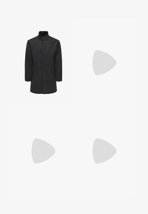 Manteau en laine gris foncé avec un col mandarin, six boutons sur le devant et des poches latérales. Texture lisse avec un design propre et ajusté.; Pull à col roulé noir en matériau doux et extensible. Manches longues, col et poignets côtelés, et silhouette ajustée.; Pantalons noirs ajustés à coupe droite, dotés d'une fermeture à un bouton et de passants de ceinture. Tissu lisse, mat et sans motifs.; Botte Chelsea en cuir noir avec panneau latéral élastique, talon bas et languette à l'arrière, vue de profil sur fond blanc.