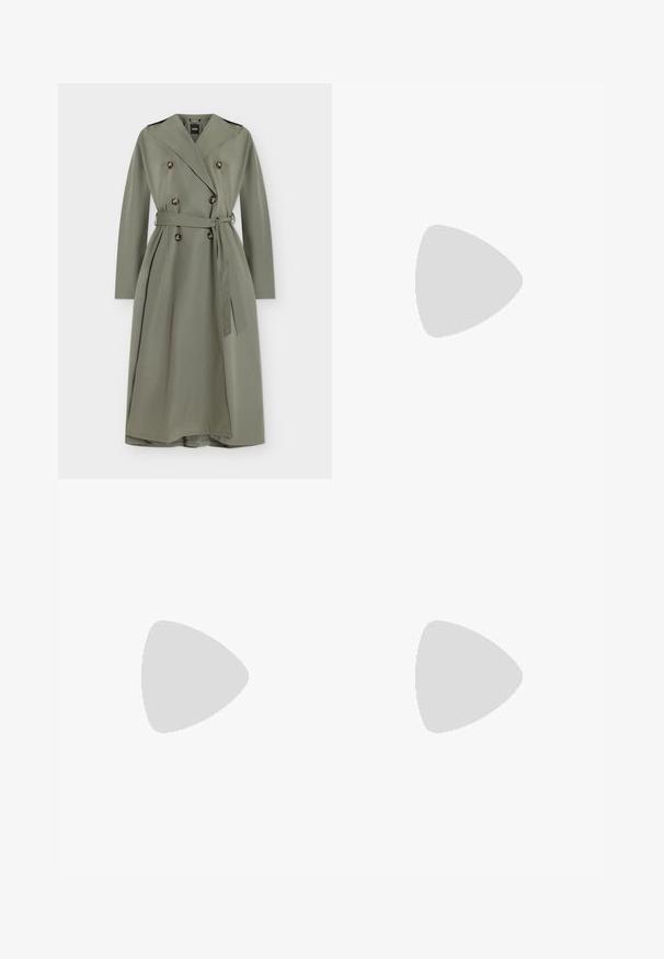 Long trench-coat olive clair à double boutonnage, larges revers, ceinture à la taille et pattes d’épaule, présenté sur fond blanc.; Pull à col roulé noir en tissu tricot léger. Avec des manches longues et une silhouette ajustée dotée de coutures raglan.; Pantalons noirs en tissu lisse, avec une taille haute, une coupe évasée et deux plis sur le devant pour un détail de conception supplémentaire.; Chaussure slingback en cuir noir à bout pointu avec un talon bloc haut et une doublure intérieure beige sur un fond clair uni.