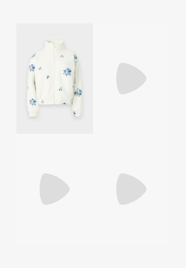 Veste en polaire blanche avec broderie florale bleue. Dotée d'un col montant et d'une fermeture éclair à l'avant. Manches avec poignets et coupe décontractée.; T-shirt ajusté blanc uni à manches courtes avec encolure ronde, présenté sur un fond neutre.; Jean en denim bleu foncé à taille haute, bouton et fermeture éclair devant, jambes évasées.; Jambes portant des leggings côtelés foncés associés à des ballerines noires avec de petits détails en nœud sur fond blanc.