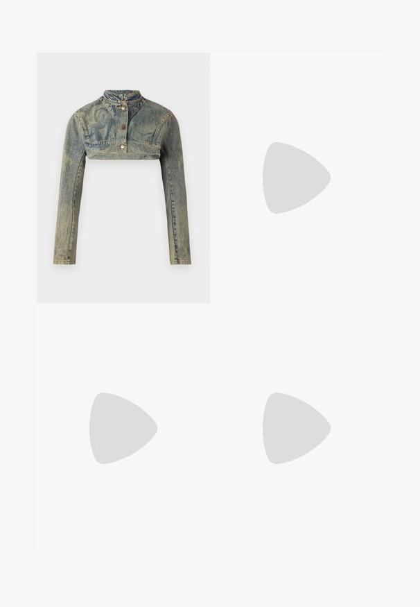 Paolina Russo Veste en jean - sand; Haut en halter noir avec tissu froncé, décolleté carré et accents élastiques. Comprend une fermeture éclair à l'avant et un matériel décoratif unique à l'ourlet.; Shorts de sport noirs ajustés avec une taille haute et un logo vertical blanc "bhv" sur le côté droit.; Botte noire en cuir montant jusqu'au genou avec semelle plate et haut légèrement plus large, muni d'une coupe asymétrique sur le côté externe.