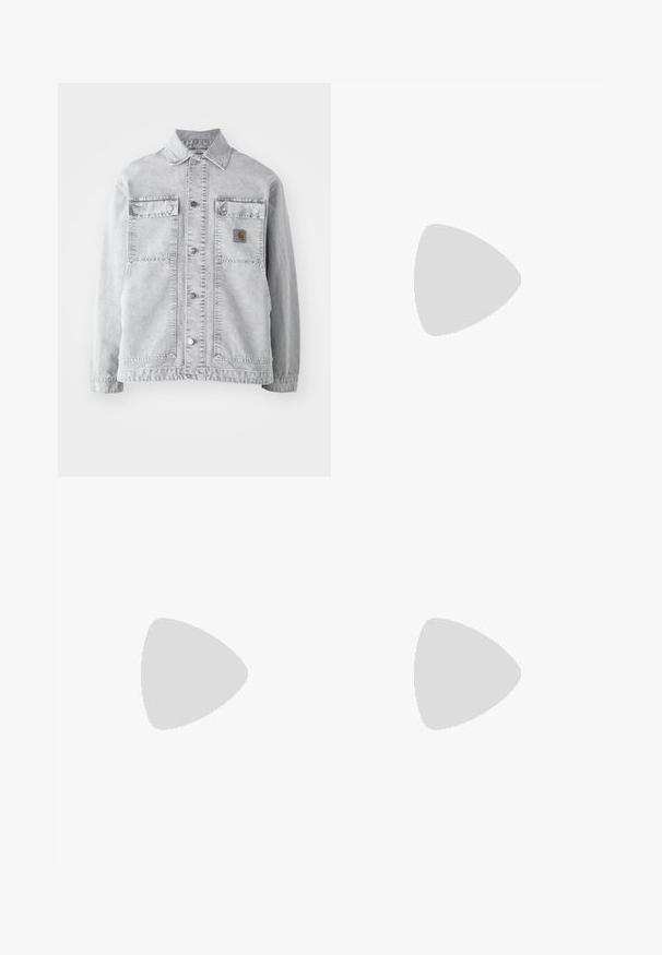 Chaqueta de mezclilla gris claro con cuello tipo punta, dos bolsillos frontales, botones a presión y un sutil parche con logo en el pecho.; Camisa de mezclilla azul claro de manga larga con botones y cuello, botones blancos, talla mediana, exhibida sobre un fondo blanco.; Vaqueros de denim azul oscuro con corte recto, diseño de cinco bolsillos, remaches de cobre, costuras amarillas y una tela texturizada distintiva.; Botín de cuero marrón hasta el tobillo con punta redonda, suela resistente, herrajes en tono dorado y parte superior texturizada. Incluye una etiqueta con el logo adjunta.
