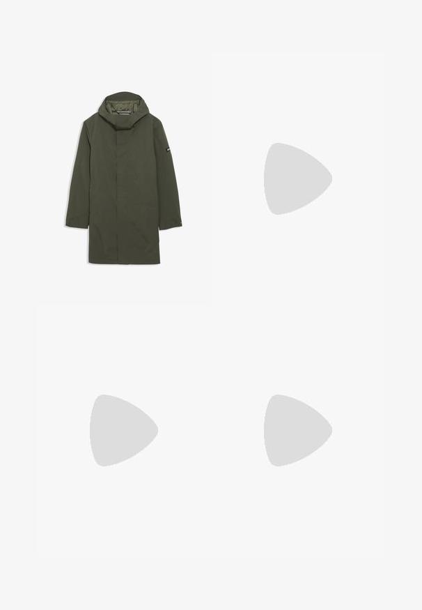 Imperméable vert olive avec un col haut et une capuche ajustable. Doté de manches longues, d'une fermeture éclair invisible sur le devant et de poches latérales. Tissu lisse et léger.; Pull en polaire vert olive avec un col zippé à mi-hauteur, des manches longues et une poche sur la poitrine. Texture douce avec un design durable.; Pantalons cargo vert olive avec taille élastique, cordon de serrage, deux grandes poches latérales et bas fuselés. Fabriqués en tissu durable.; Botte de randonnée en daim marron et cuir noir avec lacets jaunes, œillets métalliques et semelle noire robuste. Conception mi-haute pour un maintien optimal.