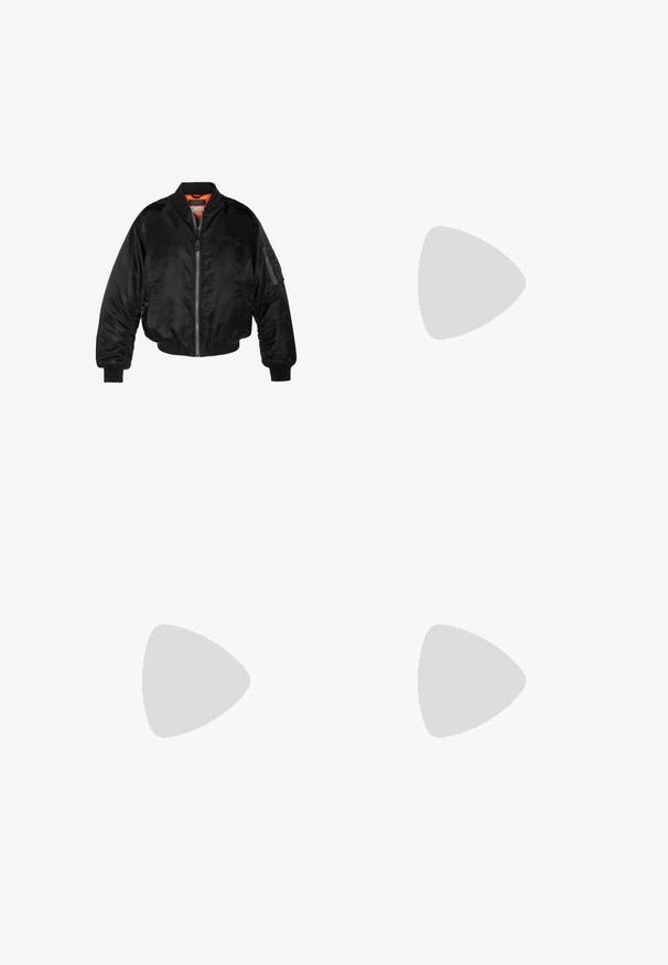Veste bombardier noire en nylon brillant avec des poignets côtelés, un zip sur le devant et une doublure orange. Dotée d'une poche zippée sur la manche.; T-shirt noir en coton, avec un col rond et des manches courtes, à coupe ample. Design simple, sans motifs ni graphiques.; Pantalons noirs en tissu lisse, dotés d'une fermeture à bouton, d'une coupe droite et de deux plis à l'avant pour un détail supplémentaire.; Mocassins en cuir noir avec une finition lisse, un bout rond, un petit talon et descoutures décoratives à l'avant. Semelle en caoutchouc pour l'adhérence.