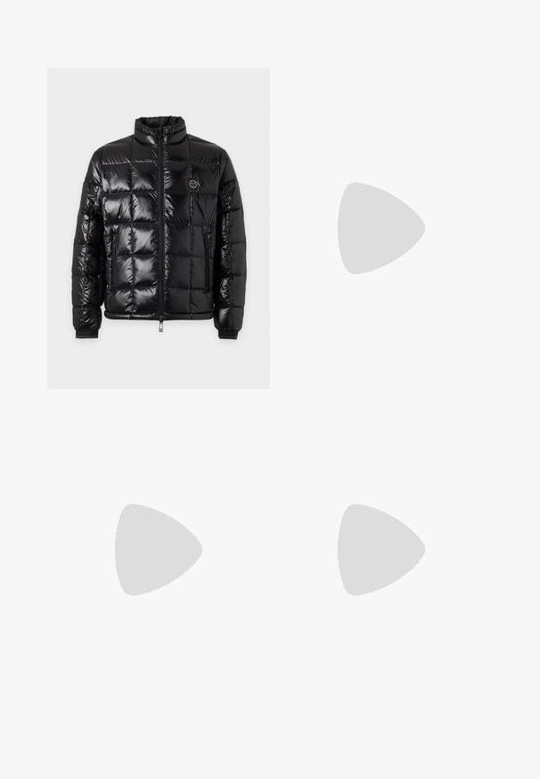 Veste matelassée noire brillante avec col montant, fermeture éclair à l'avant, poches latérales zippées et écusson rond avec logo sur la poitrine.; T-shirt blanc uni à manches courtes avec un col rond et une petite étiquette rectangulaire portant le texte de la marque près de l'ourlet inférieur du côté droit.; Jeans en denim bleu clair à coupe droite avec poches avant, passants pour ceinture et fermeture par bouton.; Baskets en daim beige avec semelle et lacets blancs, design basse, et motif de semelle en zigzag.