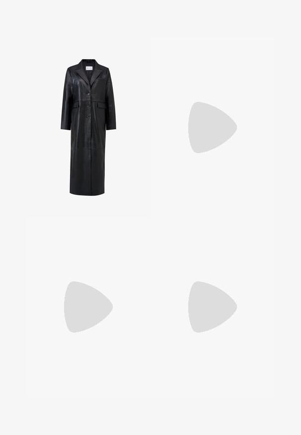 Sort læderfrakke med lang silhuet, oversized reverskrave, fem knapper og to forlommer. Glat tekstur og skræddersyet design.; Sort læder udenærmet kjole med høj halsudskæring, tætsiddende silhuet, asymmetrisk kant og dekorative knapper langs sidesømmen.; Sorte patentlæder ankelstøvler med spids tå, blank finish, strømlinet design og en smal stilettohæl. Dekorative stropper som detalje.; Sort patent imiteret læder clutch med en sølv kædedyse, der har en flap lukning og logo detalje på fronten. Firkantet form.