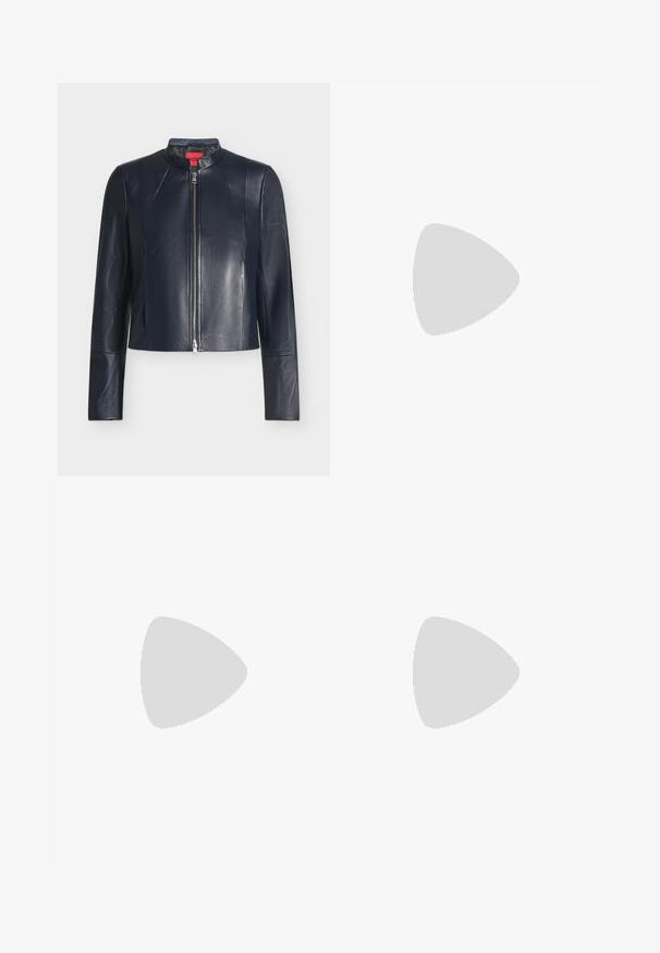 Veste en cuir noire avec fermeture éclair frontale, col montant, manches longues et coupe ajustée sur un fond clair uni.; T-shirt à manches courtes couleur crème, col rond, avec petit logo brodé sur le côté gauche de la poitrine et étiquette noire "BOSS" à l'intérieur du col.; Pantalon habillé taupe à jambe droite avec passants pour ceinture, pli sur le devant et larges revers à l'ourlet, présenté sur fond blanc uni.; Escarpin à talons aiguilles en cuir verni noir, avec une pointe fine et un petit logo décoratif en or près du talon.