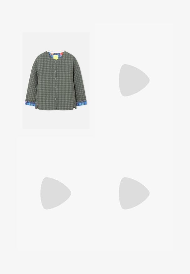 Veste boutonnée avec un motif à carreaux gris et vert foncé, manches longues, encolure ronde, et doublure intérieure des poignets et du col aux motifs floraux colorés et à carreaux.; T-shirt rouge à manches courtes avec col et poignets verts, texte "Morocco" et graphique de drapeau centré, logo Levi's en dessous.; Jean en denim gris à jambes larges avec bouton et fermeture éclair devant, passants de ceinture et design cinq poches sur un fond uni.; Une paire de mocassins en cuir bicolore marron et blanc avec des détails de couture et des semelles épaisses noires sur un fond uni.